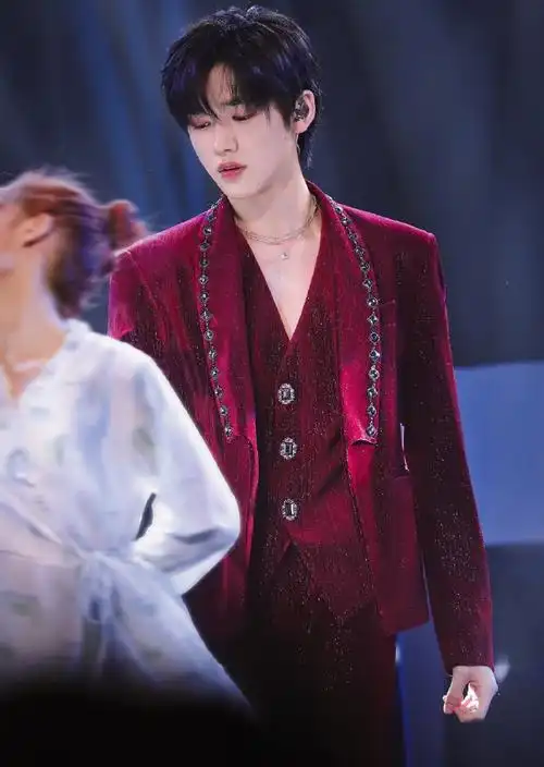 宋亚轩为你我受冷风吹舞台饭拍