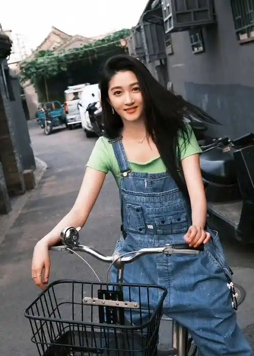 关晓彤晒游胡同照庆26岁生日 相恋6年 鹿晗依旧准时准点为其送祝福