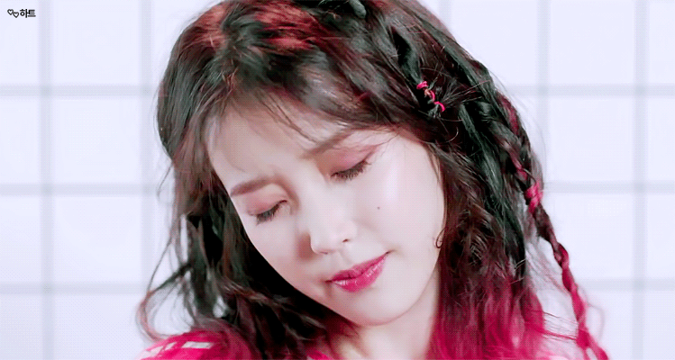 iu分享170422突破自我新造型iu首次在mv中首次尝试渐变发色