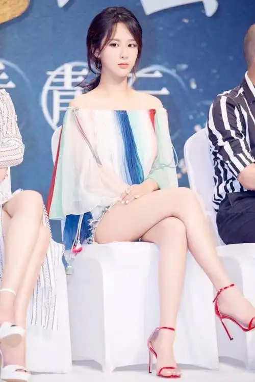 杨紫晚餐:还没吃中午:炒空心菜,炒木耳红萝卜,一盒蒙牛红枣酸奶早上