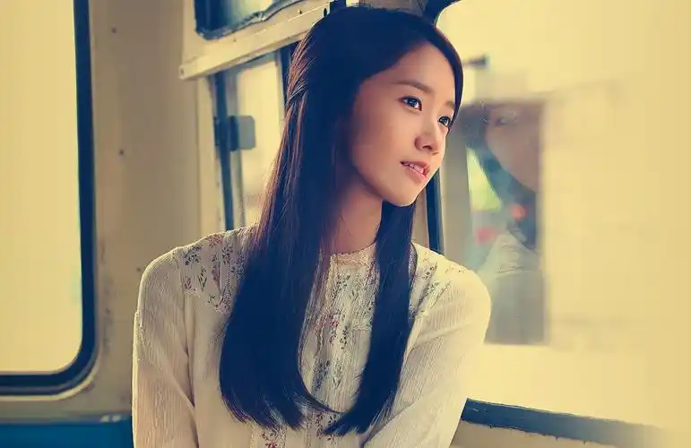 清纯可人的长直发— 76 —真是万万没想到,林允儿也换了新发型,但是