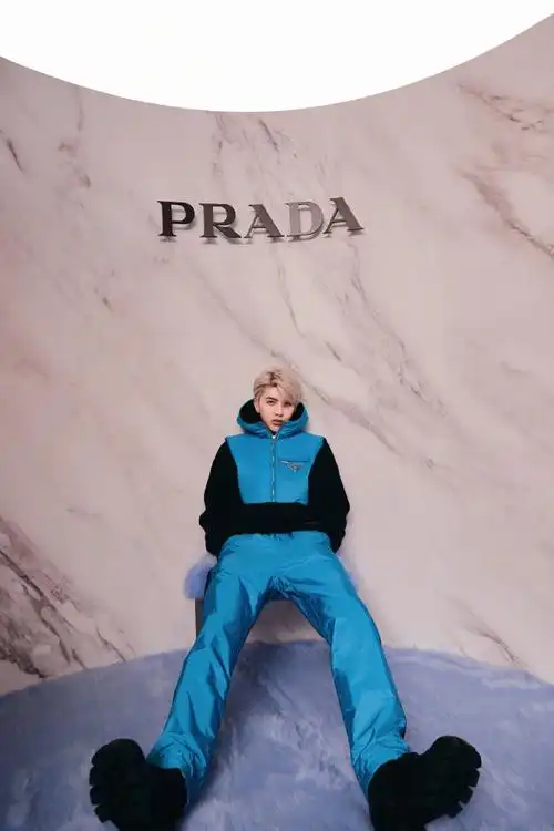 蔡徐坤秋冬大片酷炫拉风潇洒尼龙风衣玩转时尚