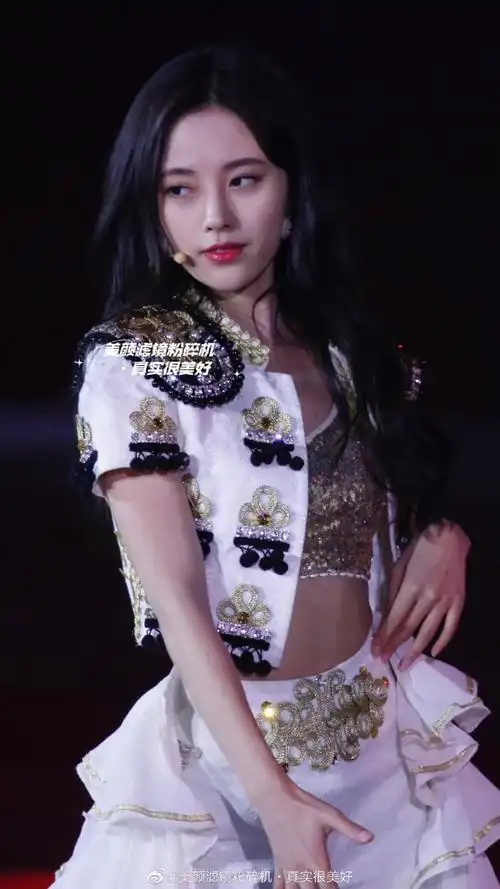 鞠婧祎仪态变化