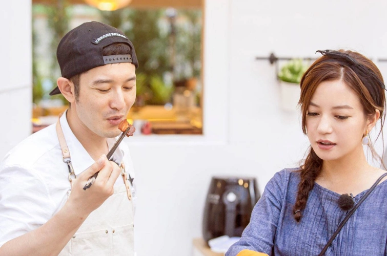 《中餐厅》黄晓明备受吐槽,赵薇发文力挺,最后不忘扎黄晓明的心