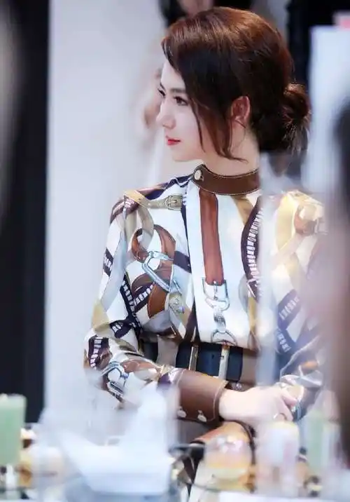 戚薇最新发型中长发的戚薇精致妆容更温婉