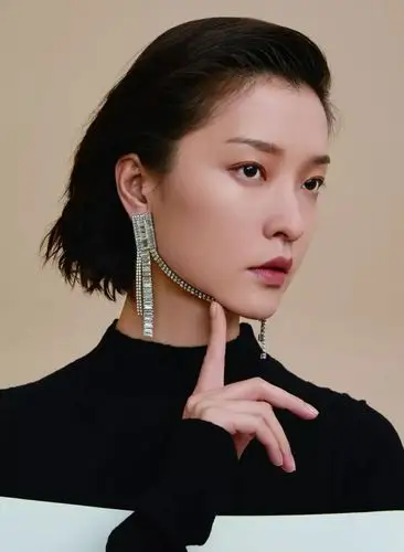 演员的杜鹃杜鹃▼这个色调冷峻又迷人巫师与女王的故事带着些神秘味道