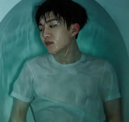 范丞丞浴缸大片