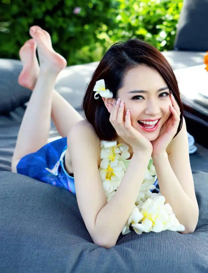 戚薇的高跟鞋与美足,如同艺术品般精致,展现出无尽的优雅.