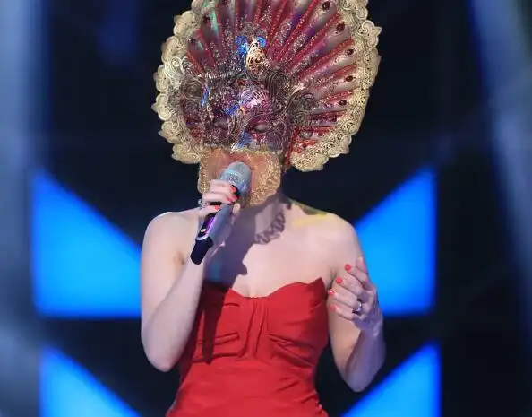 【图】蒙面歌王许茹芸在雨中等歌曲颠覆演绎 与老公同设计铁面面具