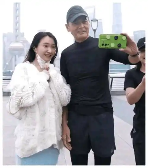 周润发与路人合影,镜头前后判若两人,遭质疑为何变脸如此之快?