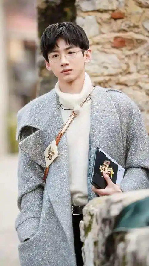 白敬亭,在8000万豪宅请何炅吃火锅,24年春晚唱《上春山》被网暴