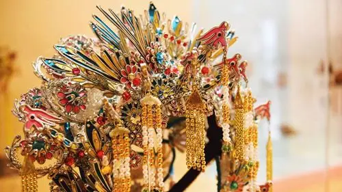 陈国源老先生60多年来都在倾心倾力制作粤剧帽饰,人老心不老_高清图集