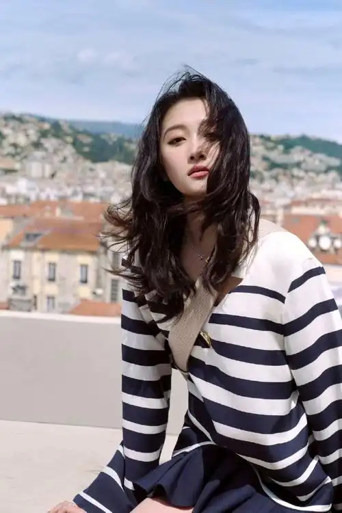 条纹露腿裙穿搭俏皮可爱,好松弛的美～#关晓彤条纹露腿裙