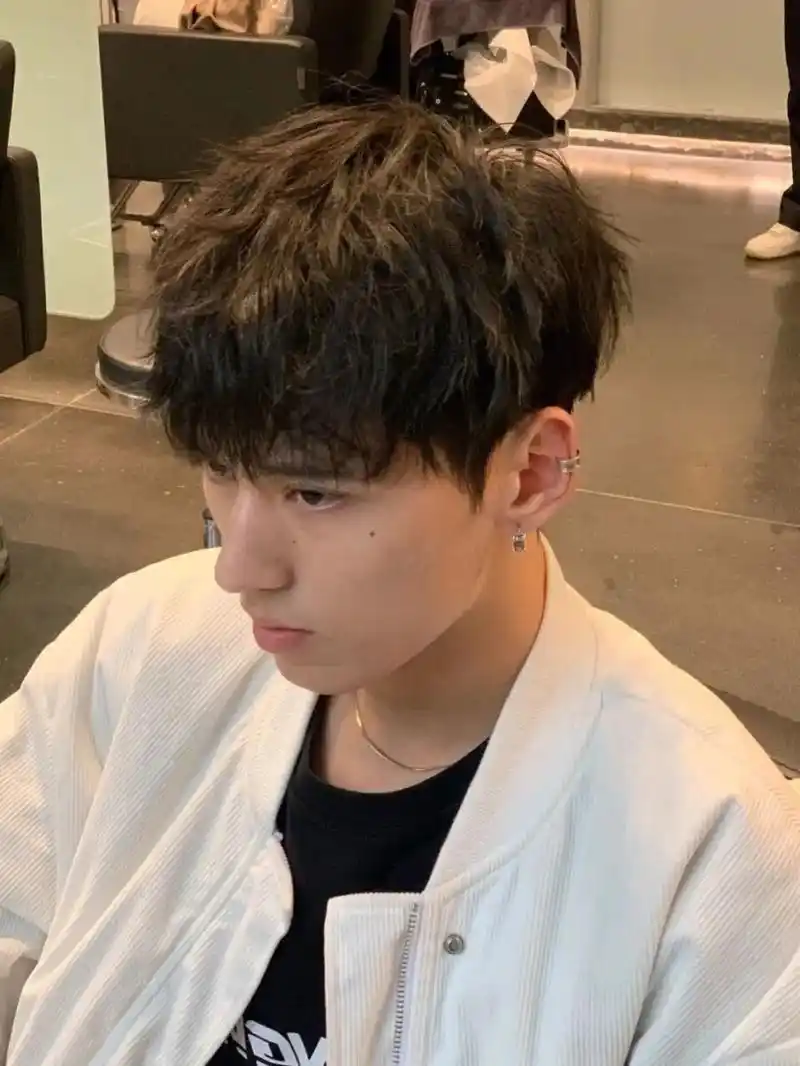 男士碎盖钢夹烫94碎盖烫发 造型烫 男士烫发 烟 - 抖音