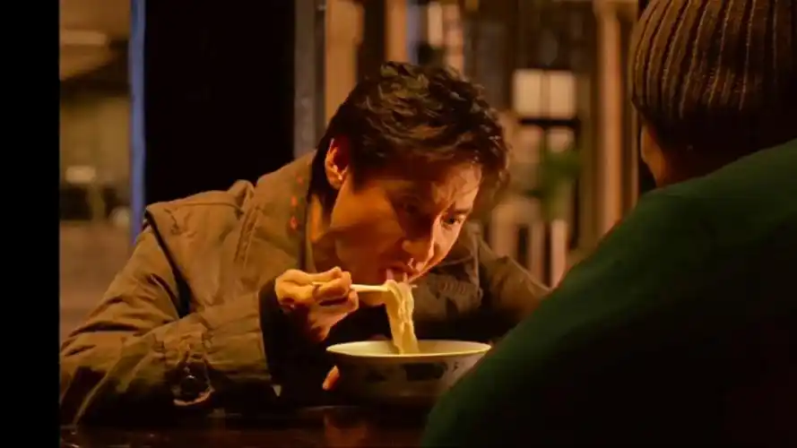 【大口嗦面名场面】张学友大口吃酸汤面好吃到停不下来,刘德华大口吃