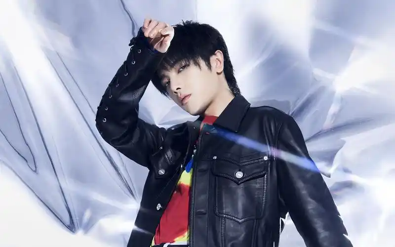 【歌手】华晨宇《新世界》,皮衣帅气登台演唱鸟巢演唱会压轴曲!