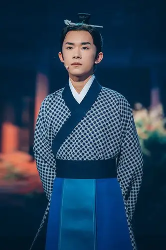 易烊千玺古装亮相 少年风度翩翩守护国宝