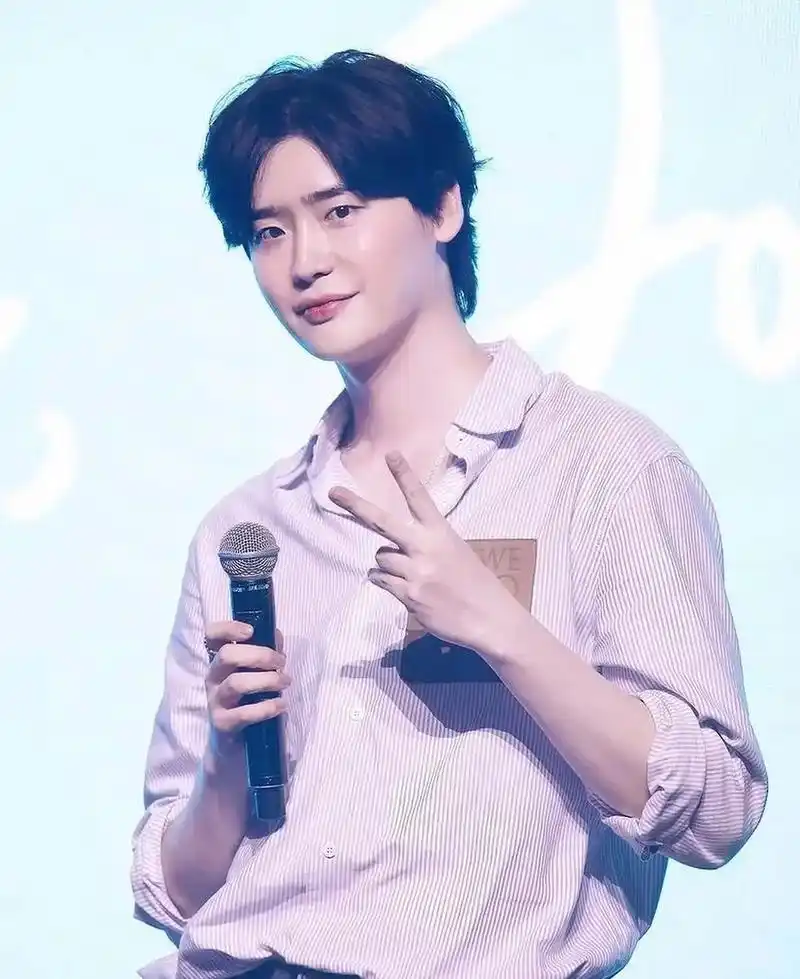 似乎胖了一点,满脸胶原蛋白,好想捏一把!#李钟硕粉丝见面会  - 抖音