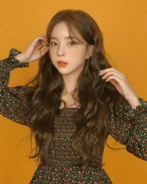 女生长头发小波浪卷发发型,妥妥的度假美女范儿