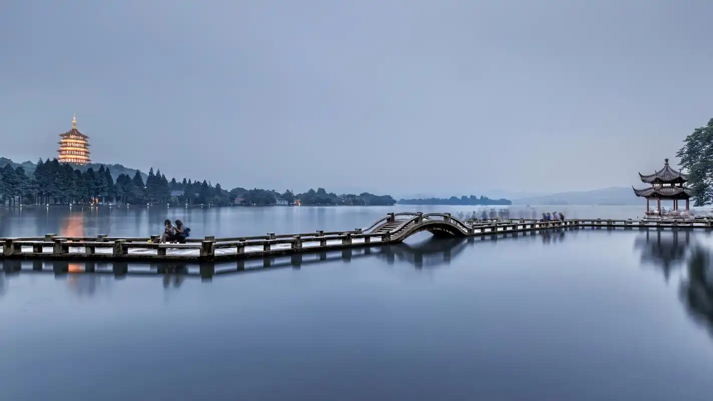 而西湖,作为杭州的代表性风景区,以其独特的自然风光,人文景观和历史