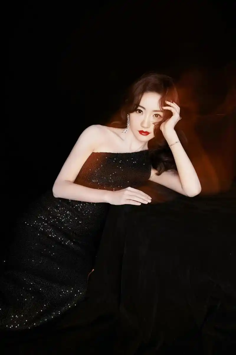 杨蓉身着 st. john 2022早秋系列黑色亮片斜肩礼服