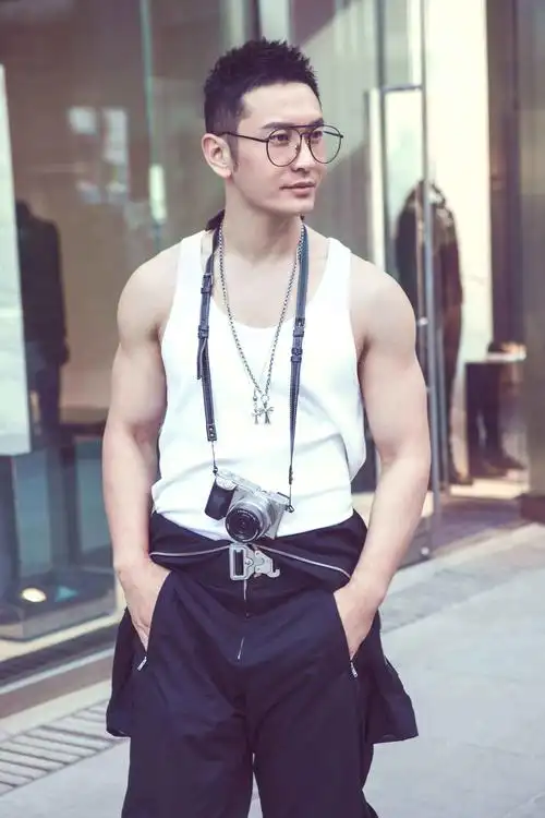 在这个忽冷忽热的天气里,黄晓明连体工装出街,大展健美肌肉.