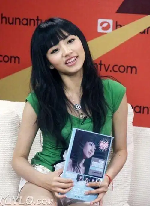 李菲儿裙子滑落图片 在无数镜头下已经大走光