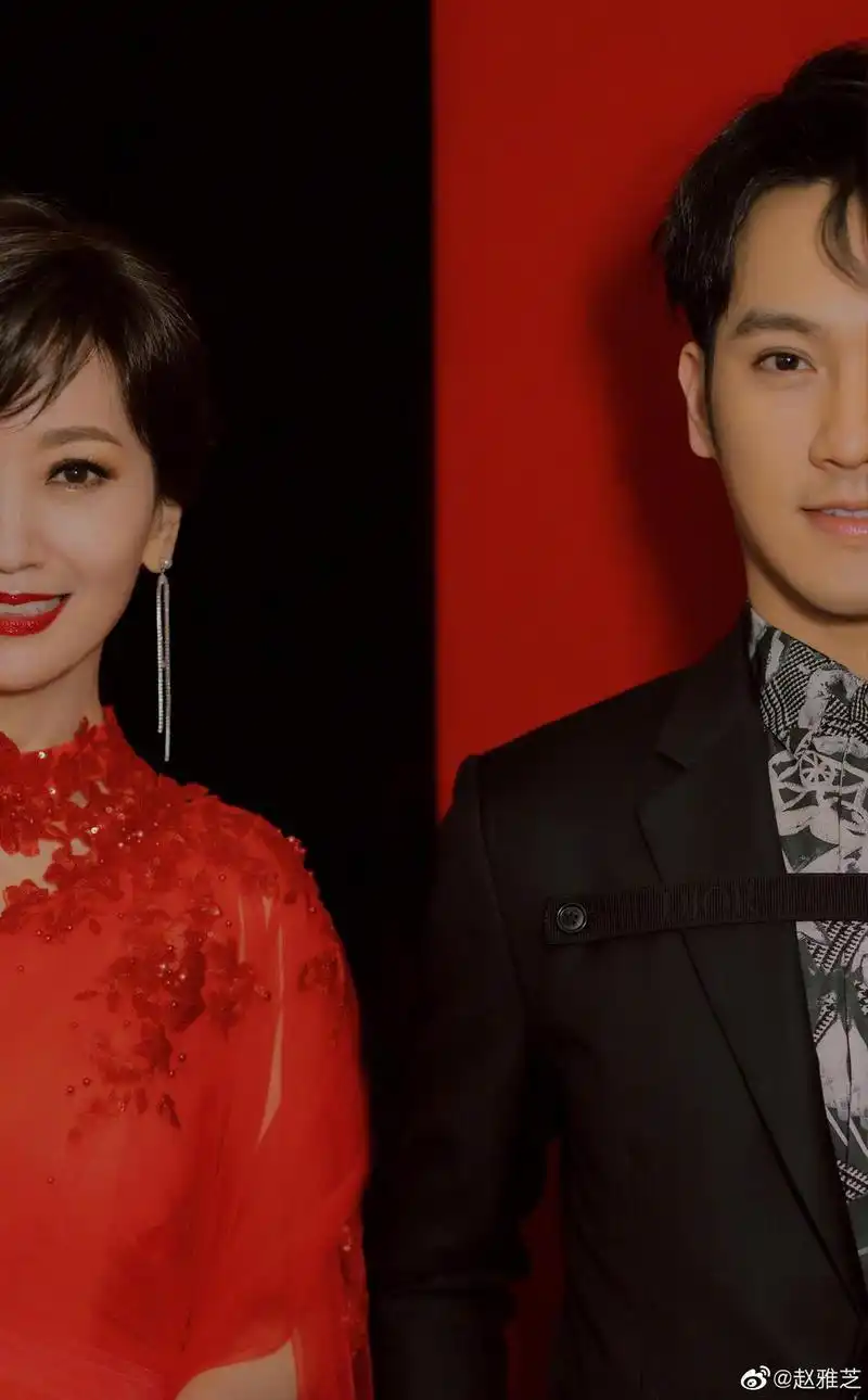 赵雅芝携儿子送元宵祝福 母子俩拍红黑配大片颜值高