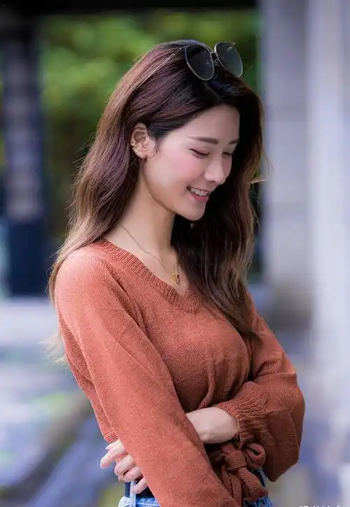 气质温柔,笑容甜美的女生,一身简约的穿搭虽然不惹眼,但特别养眼_姑娘