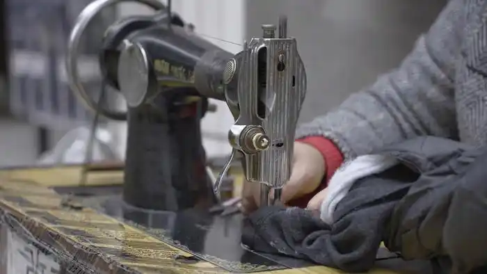 缝纫机缝补衣物实拍