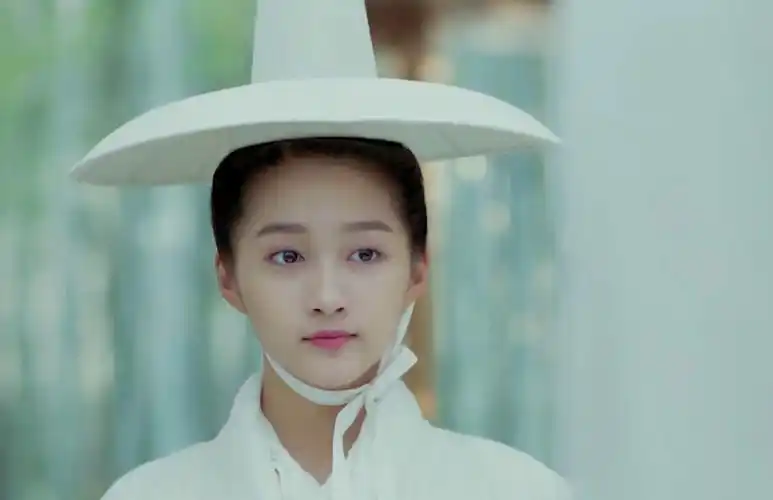 关晓彤是一位童星,从小就开始演电视剧,可以说是观众看着长大的女明星