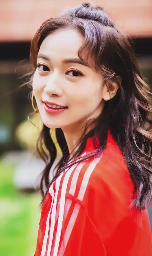 来一波可甜可咸的吴谨言照片