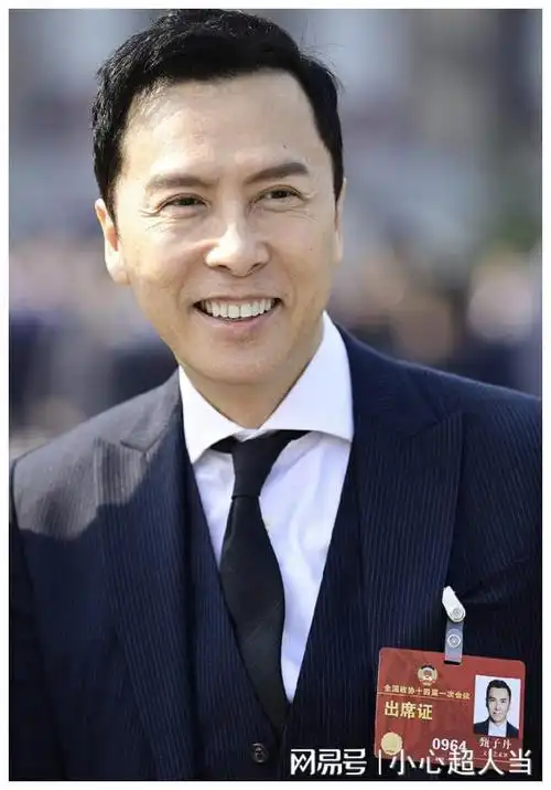 两会照片显现明星真实咖位,这4位明星被国家认可,身份都不一般|靳东