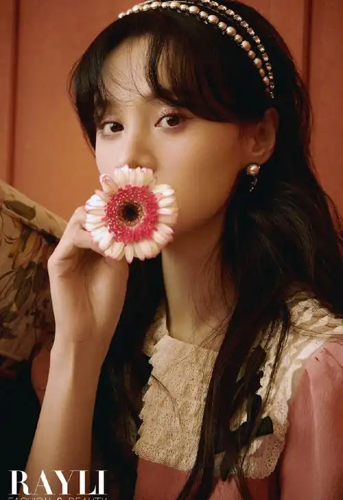 郑爽灵动少女风写真图片