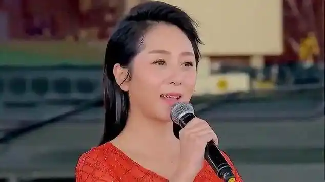 云飞老婆放大招!霸气开唱《枉凝眉》一炮而红,播放破亿!