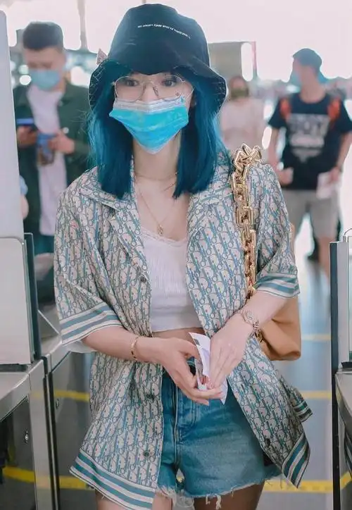 另外一套机场秀当中,程潇穿着黑白花衬衣内搭白色抹胸,下身搭配蓝色超