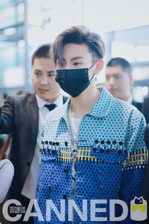 娱罐头机场街拍#小鬼新ep   小鬼蓝色头发@小鬼-王琳凯上海0115