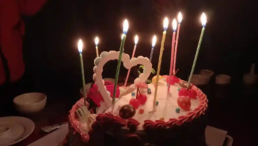 温馨的夜晚,对着生日蛋糕许下心愿.