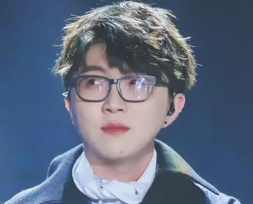 你见过不戴眼镜的毛不易吗不戴眼镜的毛不易更帅简直是男神