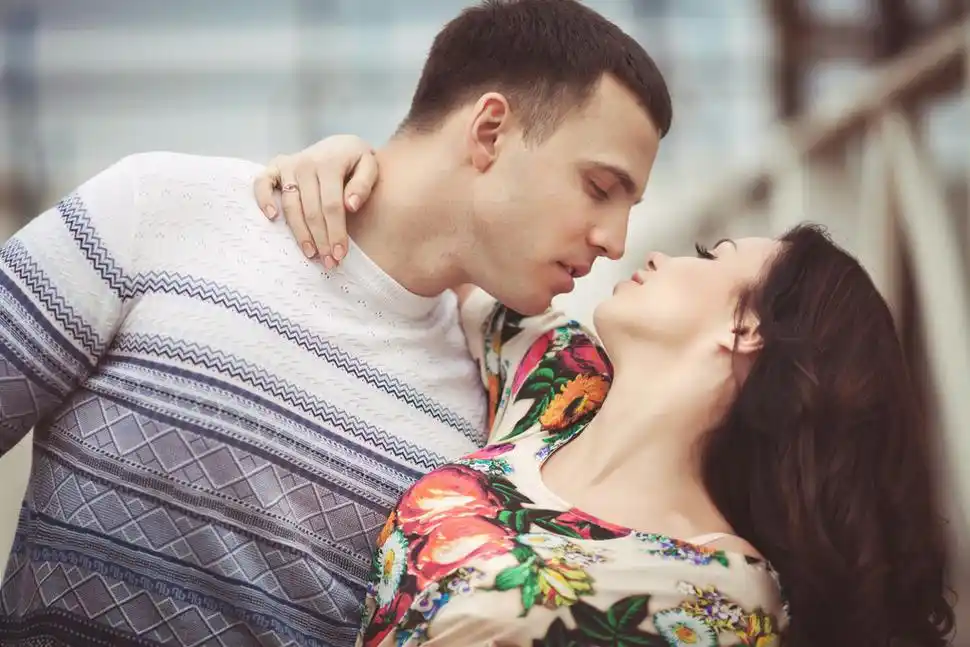 恋爱中的幸福夫妻,幸福的夫妇在爱拥抱户外约会