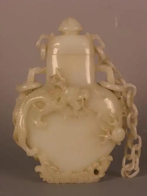 此玉壶为清代乾隆年间真品,玉质温润细腻,具有羊脂光泽,洁白无瑕,壶盖