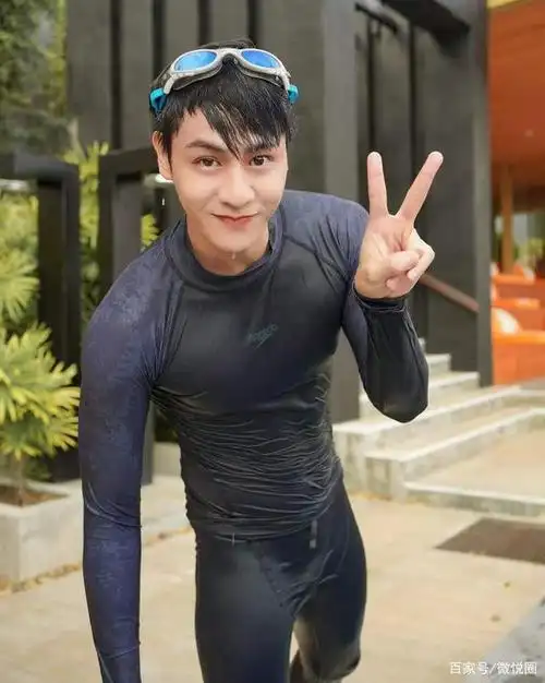 鲜肉男模酷爱游泳戏水,水珠顺着肌肉滑落着实性感撩人