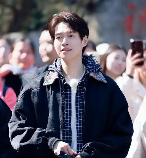 魏大勋现身贵州上春山五官僵身材瘦鼻通红身高被指不足180