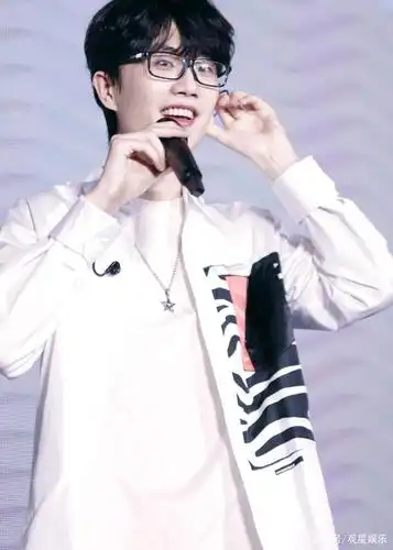 许嵩风格大变,看到他晒出的微博近照,网友直呼:太像李钟硕了