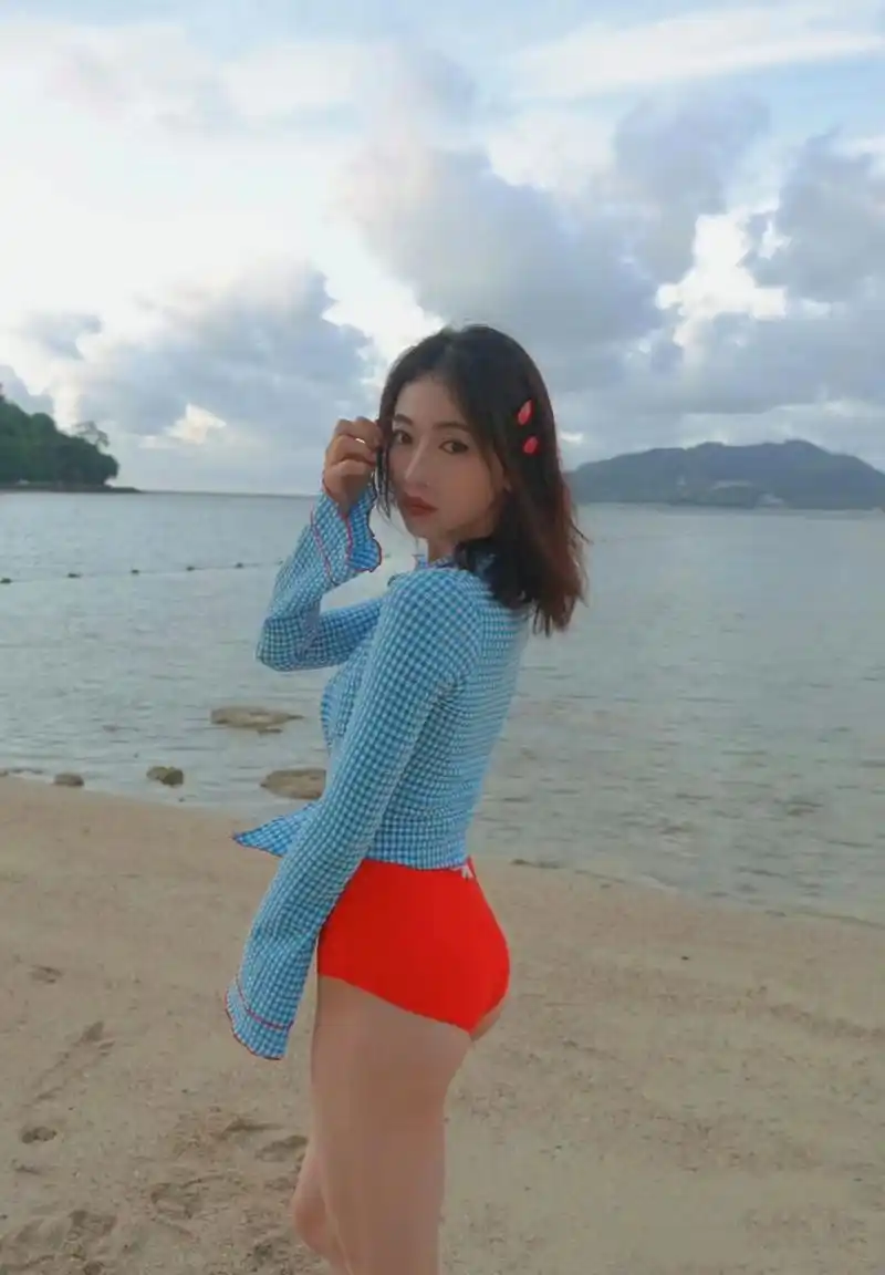 第一次看吴谨言穿上这么正式的泳装.