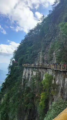 江西宜春市的明月山风景如画,月亮湖面如镜画,古井街道繁华优雅,袁山