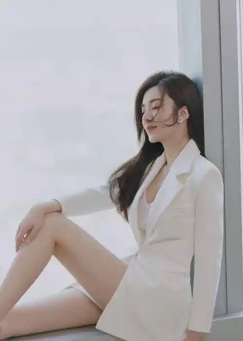 原创王晓晨也是微胖女神身穿一袭粉色抹身材裙气质全开端庄优雅