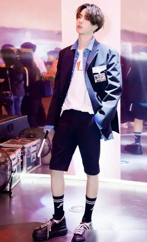 王一博妖孽附体穿三分裤秀腿就算了搭配高筒袜很窒息