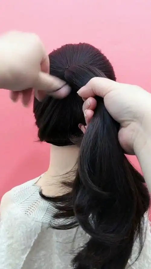 四十岁左右的女人这样扎头发,人人都夸好看