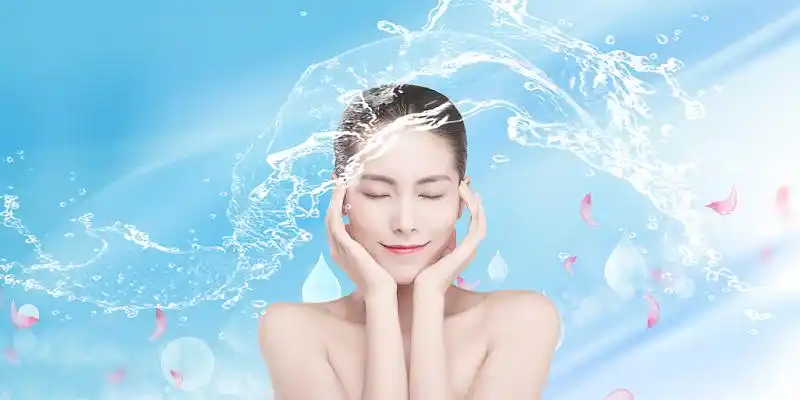 蓝色小清新花瓣美女补水美白展板背景补水美白背景